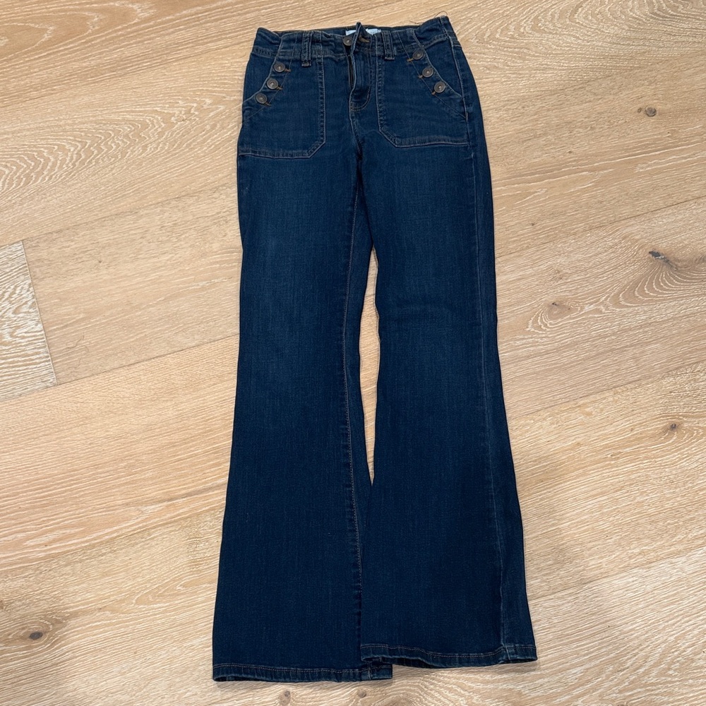 High-Rise Dark Blue Flare Jeans with Button-Trim Pockets Happily Grey size 0/24